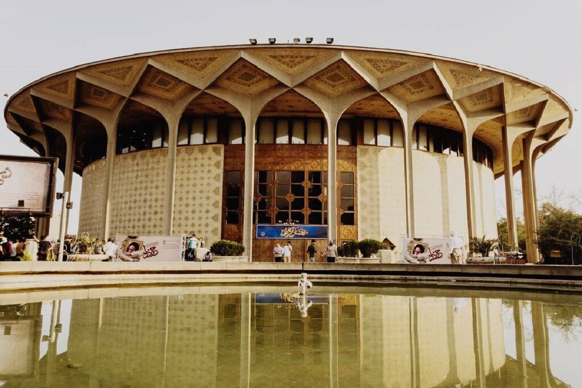 تالار‌های چهارسو، قشقایی و سایه مجموعه تئاتر شهر از روز یکشنبه سیزدهم تا پایان روز پنجشنبه هفدهم مهرماه میزبان ۱۲ اثر نمایشی جشنواره نمایش‌های آیینی و سنتی هستند.