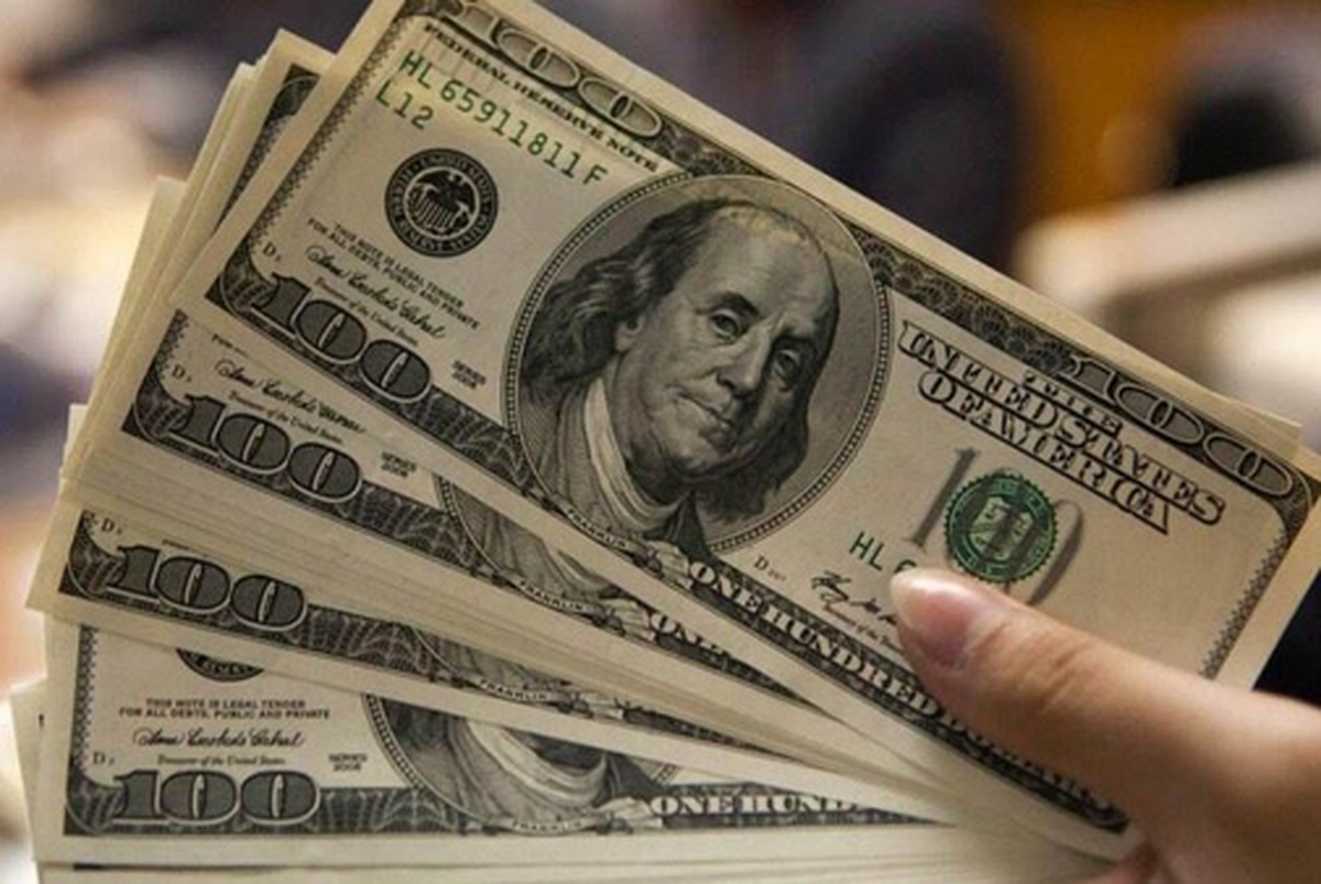 اعلام خبر عرضه ارز از سوی بانک مرکزی، باعث کاهش قیمت نرخ دلار در بازار آزاد شد.