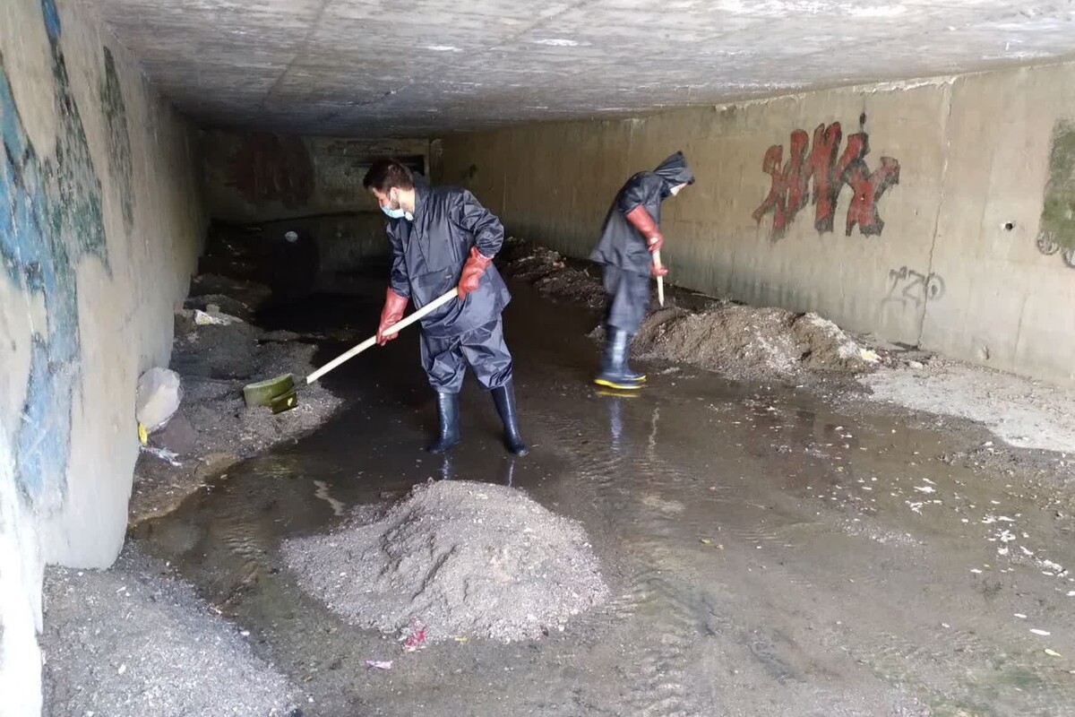 مدیرکل هماهنگی و نظارت بر خدمات شهری شهرداری مشهد گفت: در نیمه نخست امسال، عملیات لایروبی کانال‌های جمع‌آوری آب‌های سطحی با بهره‌گیری از روش‌های سنتی (دستی) و مکانیزه، به طول ۴۰۰ هزار متر انجام شده است.