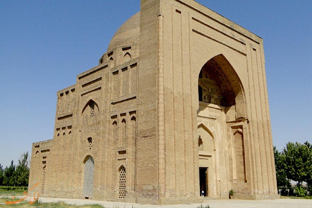 رضا دیشیدی از کارشناسان حوزه معماری اسلامی و از تاریخ پژوهان به بیان دلایل حضور هارون در خراسان و دفن آن در سناباد پرداخت.