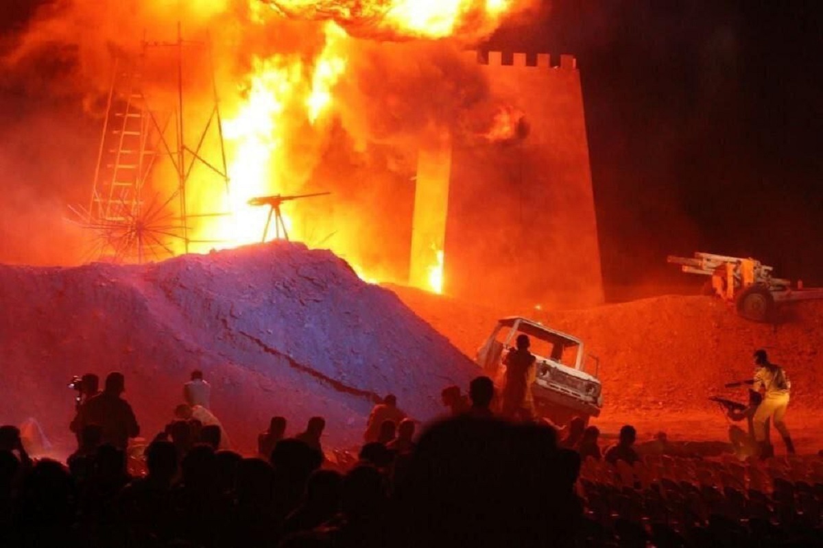 با توجه به استقبال گسترده شهروندان مشهدی از نمایش بزرگ میدانی «۱۸۰۰۱»، این نمایش تا سه‌شنبه، ۱۵ مهرماه، تمدید می‌شود.