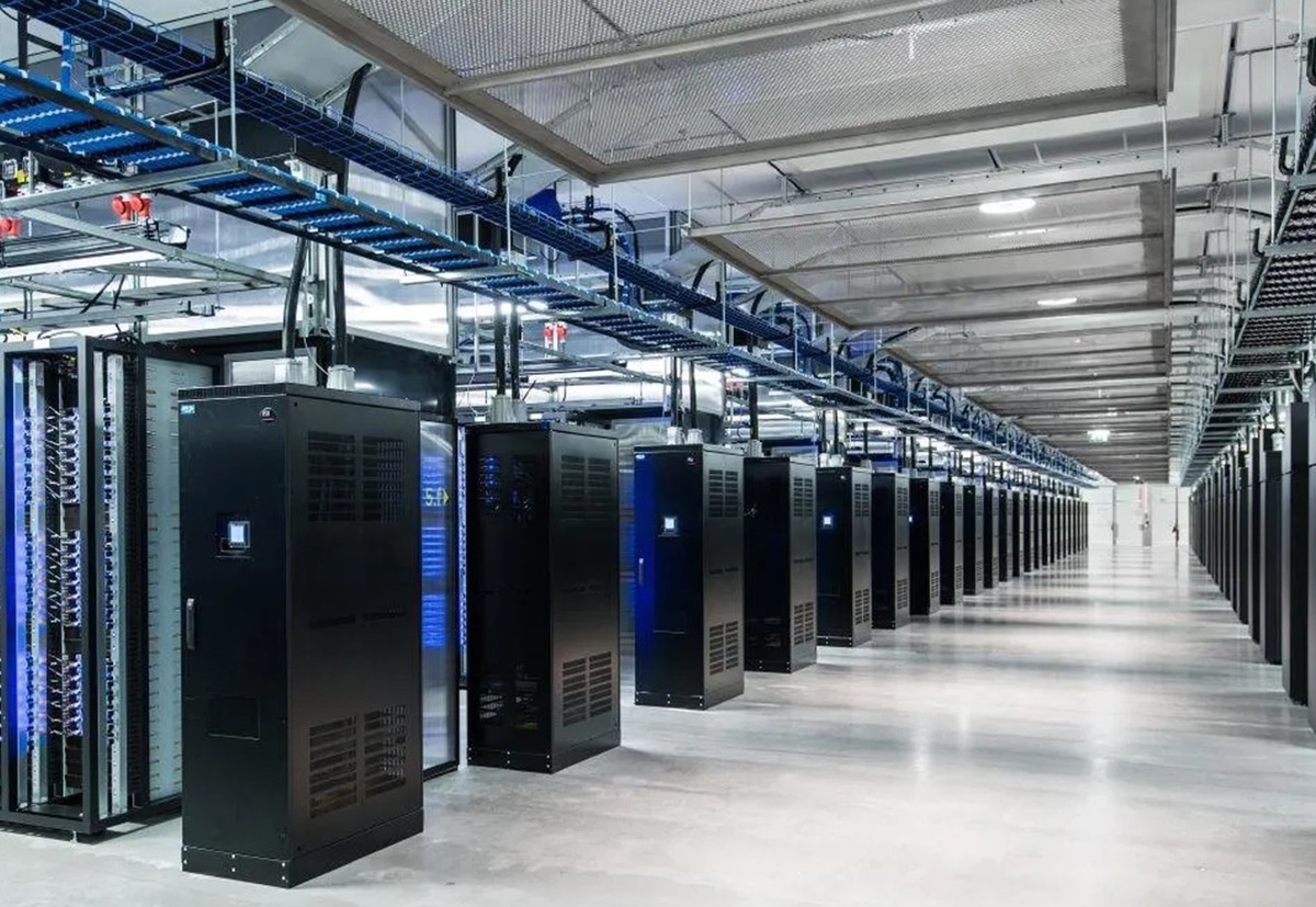 جف بزوس پیش‌بینی می‌کند طی ۱۰ تا ۲۰ سال آینده دیتاسنتر‌های عظیمی در مدار زمین ساخته خواهند شد؛ جایی که دسترسی دائمی به انرژی خورشیدی و امکان خنک‌سازی ساده‌تر می‌تواند این مراکز را از نظر کارایی و هزینه برتری قابل‌توجهی نسبت‌به نمونه‌های زمینی بدهد.