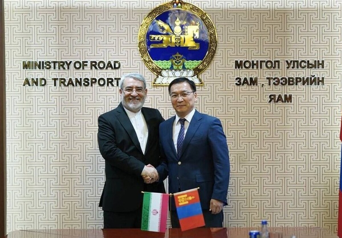 سفیر آکردیته جمهوری اسلامی ایران در مغولستان، استوارنامه خود را به آقای اوخناگین خورلسوخ، رئیس جمهور این کشور تسلیم کرد.