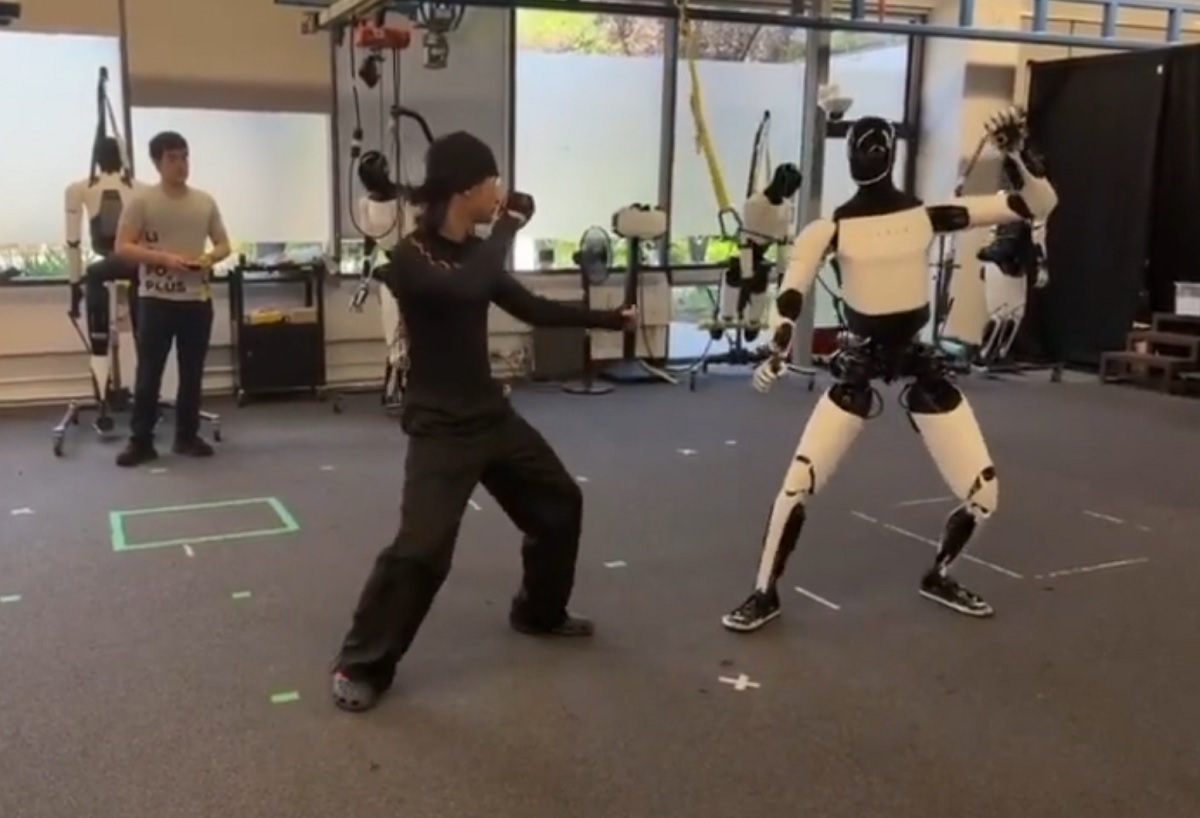 ایلان ماسک ویدیو جدیدی از ربات انسان‌نما اپتیموس (Optimus) منتشر کرده است که آن را درحال انجام حرکات کونگ‌فو نشان می‌دهد.