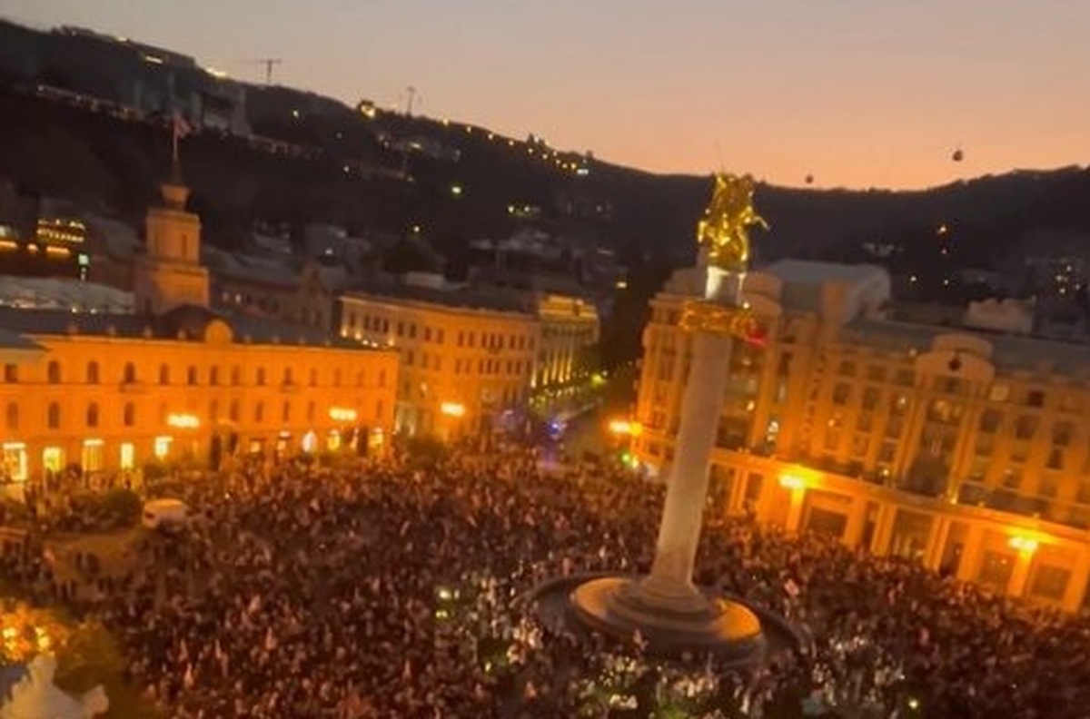 طبق گزارش‌های منتشر شده، معترضان علیه نتایج انتخابات شهرداری در گرجستان، به کاخ ریاست‌جمهوری این کشور یورش بردند و شهر تفلیس را به صحنه اعتراضات خود بدل کرده‌اند.