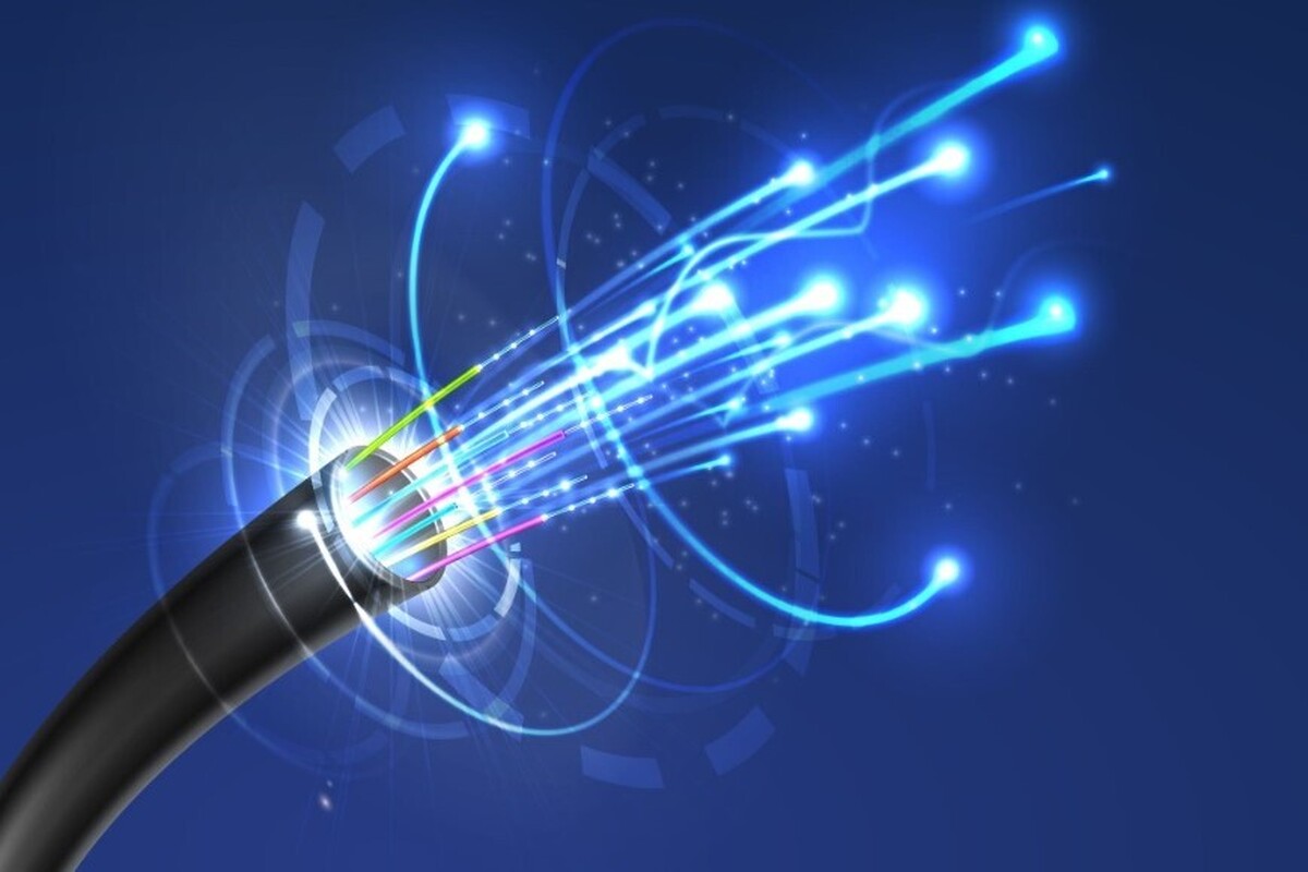 ایران با اجرای طرح ملی فیبر نوری، یکی از بزرگ‌ترین تحولات ارتباطی خود را تجربه می‌کند.طرحی که قرار است تا پایان دولت چهاردهم، تمام خانوارهای کشور را به اینترنت پر سرعت متصل کند.