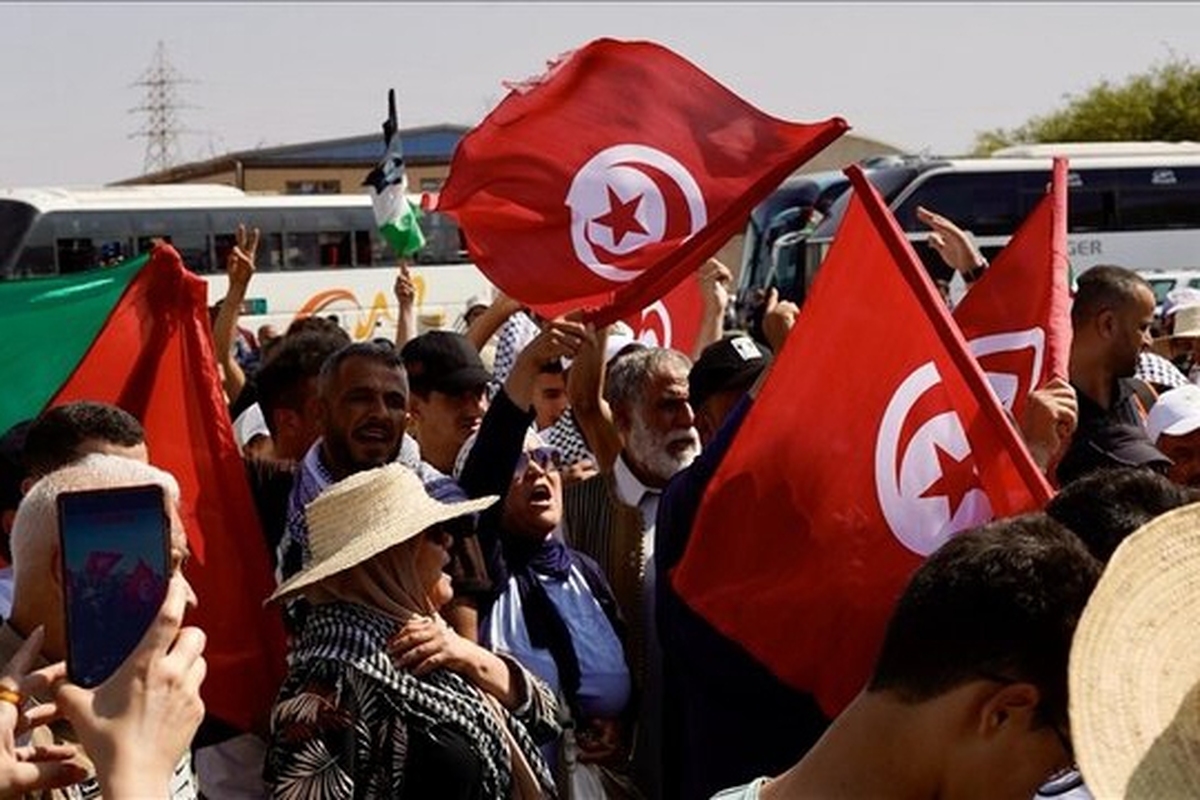 فعالان تونسی به نشانه همبستگی با شرکت‌کنندگان در ناوگان الصمود در مقابل سفارت آمریکا در پایتخت تونس اعتصاب کردند.
