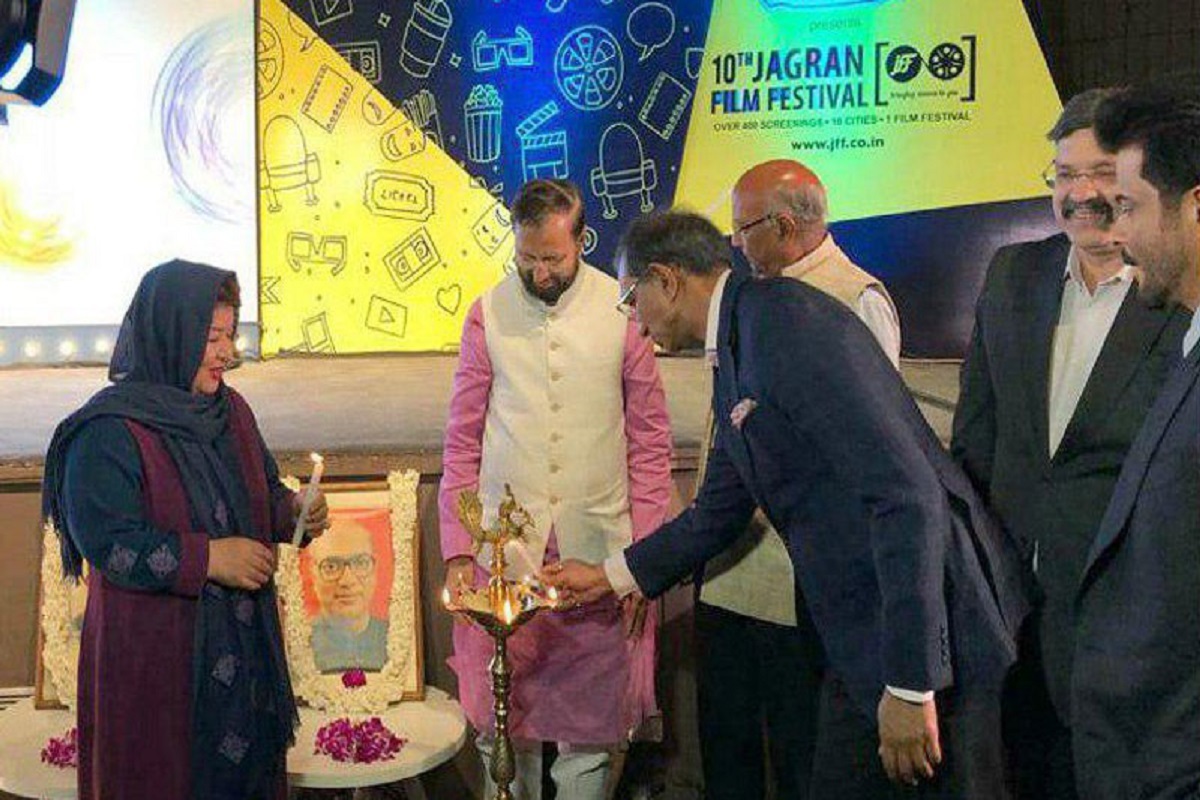 پوران درخشنده کارگردان سینمای ایران در حالی که آنیل کاپور در دهمین جشنواره بین‌المللی فیلم «جگران» هندوستان به استقبال وی رفت شمع این جشنواره را روشن کرد.