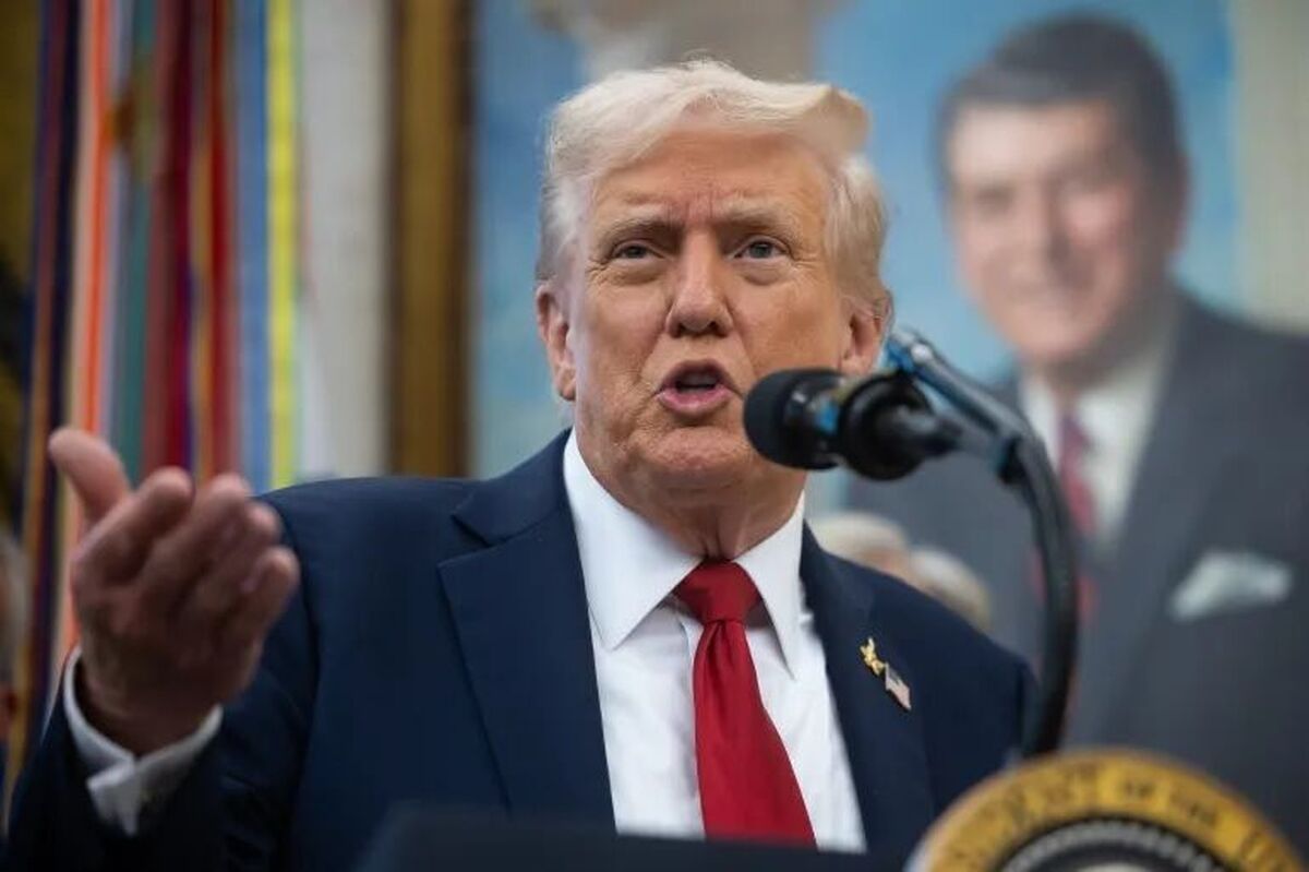 نتایج تازه نظرسنجی‌ها نشان می‌دهد محبوبیت «دونالد ترامپ» رئیس‌جمهور آمریکا به طور کلی در میان رای‌دهندگان آمریکایی در حال کاهش است.