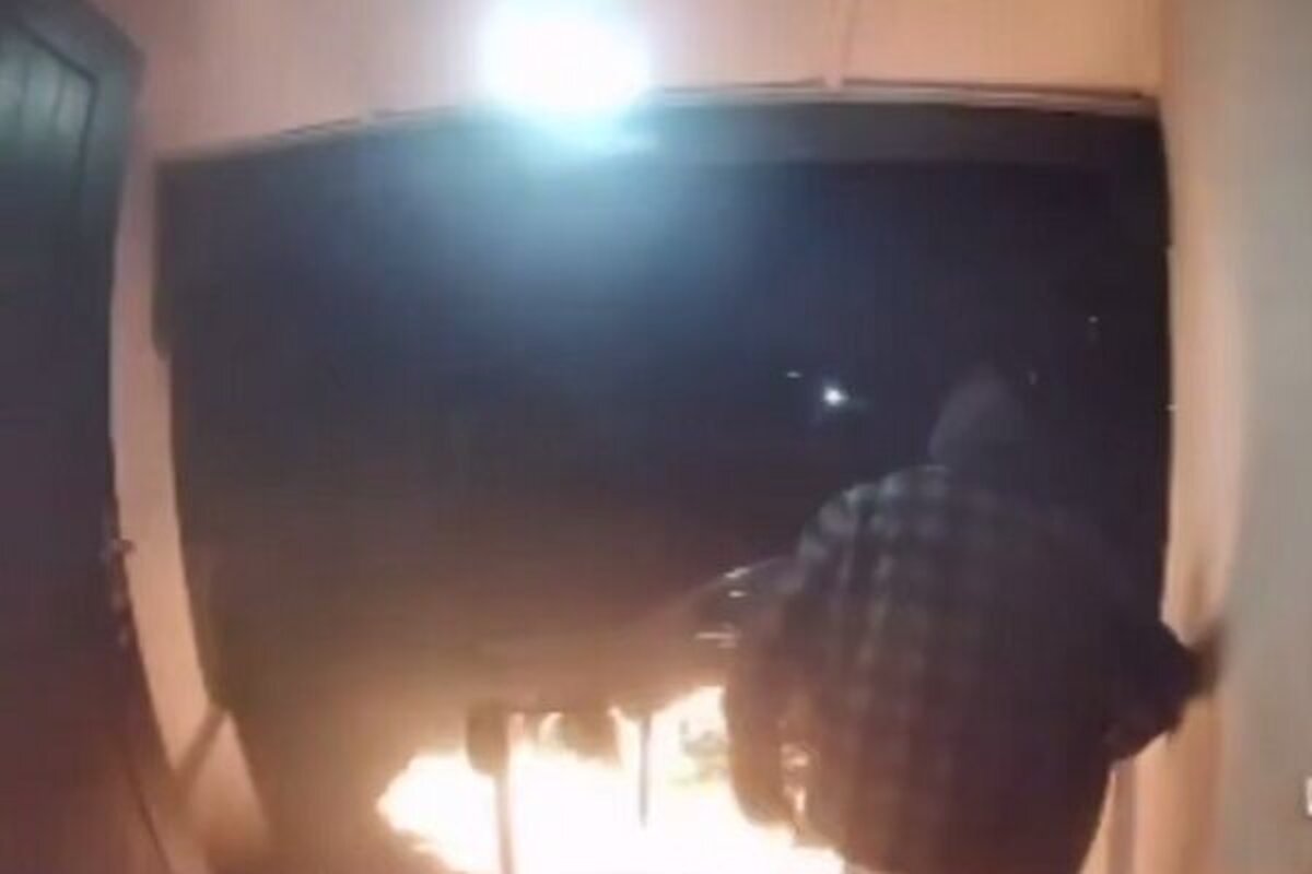 آتش‌سوزی عمدی ورودی مسجدی در انگلیس+ فیلم