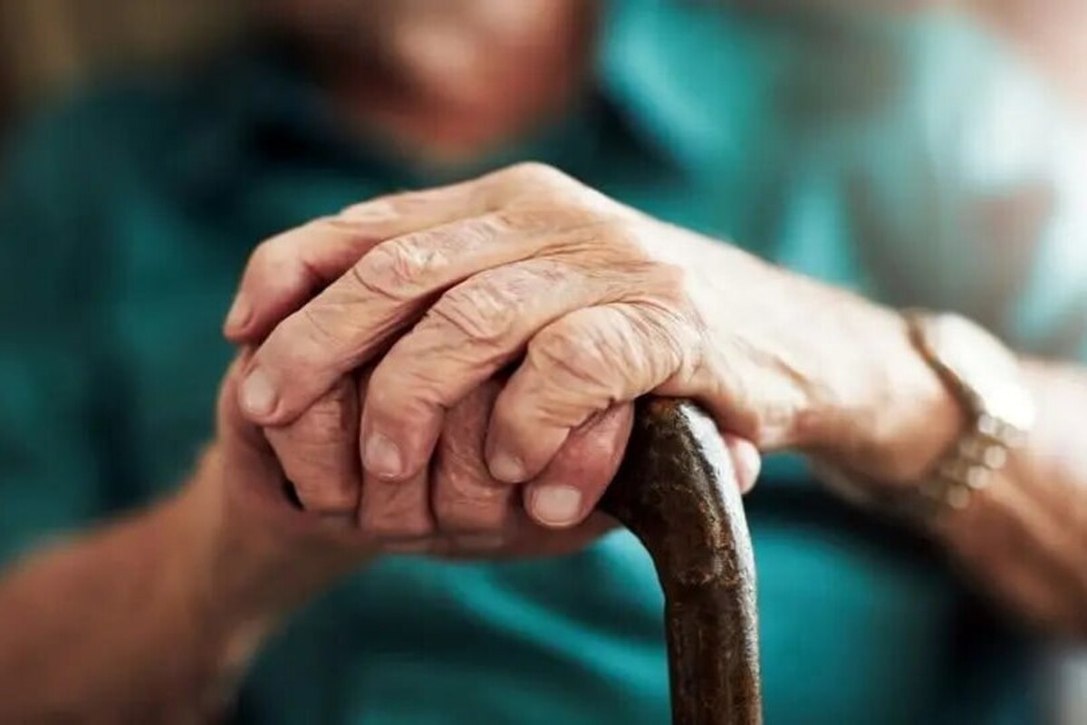 رئیس انجمن علمی سالمندشناسی و طب سالمندان ایران گفت: مطالعات جمعیت‌شناسی نشان می‌دهد طی ۲۰ سال آینده، جمعیت سالمندان کشور بیش از دو برابر خواهد شد و تا سال ۲۰۵۰ (۱۴۳۰ هجری شمسی) تعداد سالمندان بالای ۶۰ سال از حدود ۱۰ میلیون نفر فعلی به بیش از ۲۵ میلیون نفر خواهد رسید.