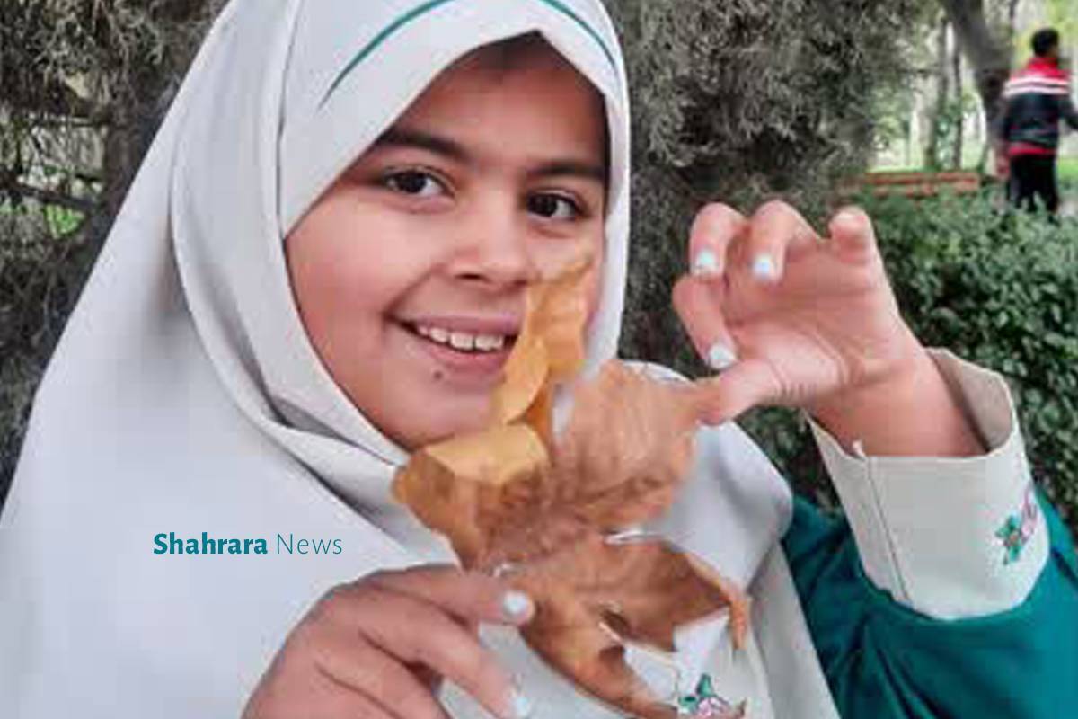 من خواب بودم که یواشکی اومد و تق‌تق به پنجره کوبید. چشمامو باز کردم و اومدم کنار پنجره و پرده تور اتاق رو کنار زدم. چه عجیب! هیچ‌کسی پشت پنجره نبود!