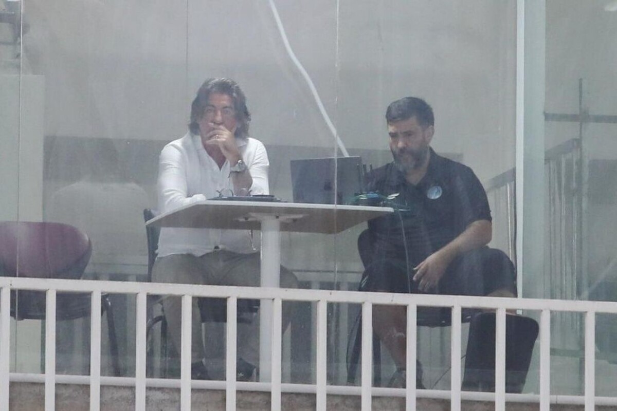 جلسه هیئت مدیره باشگاه استقلال بدون حضور سرمربی پرتغالی برگزار شد.