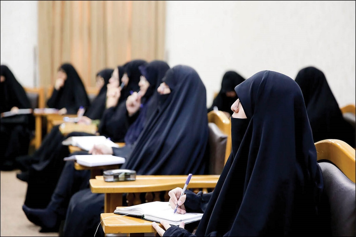 سخن رهبر انقلاب درباره مجتهدان زن، صرف توصیه نیست بلکه الزام‌آور است