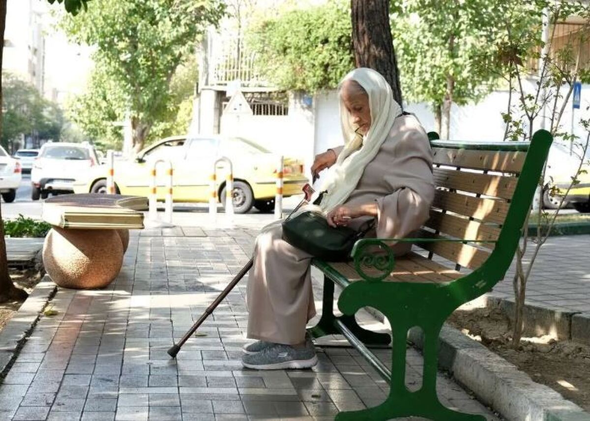 عضو کمیسیون فرهنگی مجلس شورای اسلامی گفت: بر اساس مصوبات جدید قانون جوانی جمعیت، بانوان با ۲۰ سال سابقه خدمت می‌توانند زودتر بازنشسته شوند؛ به‌طوری‌که دارندگان یک فرزند تا سن ۴۲ سال، دو فرزند تا ۴۱ سال و سه فرزند تا ۴۰سالگی امکان بازنشستگی خواهند داشت.