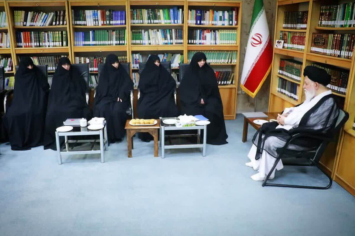 نماینده ولی‌فقیه در خراسان رضوی با اشاره به ضرورت تشکیل کمیسیون مستقل و رسمی برای خواهران طلبه گفت: نقش «خواهران طلبه» باید تقویت و بازتعریف شود تا بتوانیم از حضور مؤثر زنان در سطوح بالای حوزه علمیه استفاده کنیم.
