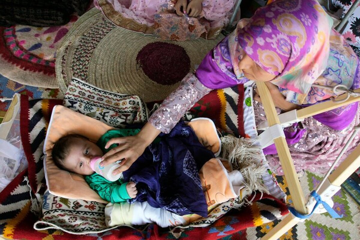 در سکوت شب‌ها، نغمه‌هایی آرامش‌بخش از دل مادران شنیده می‌شود. اشعاری نانوشته که هر کدام حامل قصه‌ها، آرزو‌ها و دغدغه‌های مادرانه‌اند. این لالایی‌ها، نخستین شعر‌های مادران هستند که نه تنها کودکان را به خواب می‌برند، بلکه پلی میان نسل‌ها، فرهنگ و تاریخ کشور ایجاد می‌کنند. بررسی این نغمه‌های پنهان، دریچه‌ای است به دنیای عاطفی و فرهنگی مادران ایران.