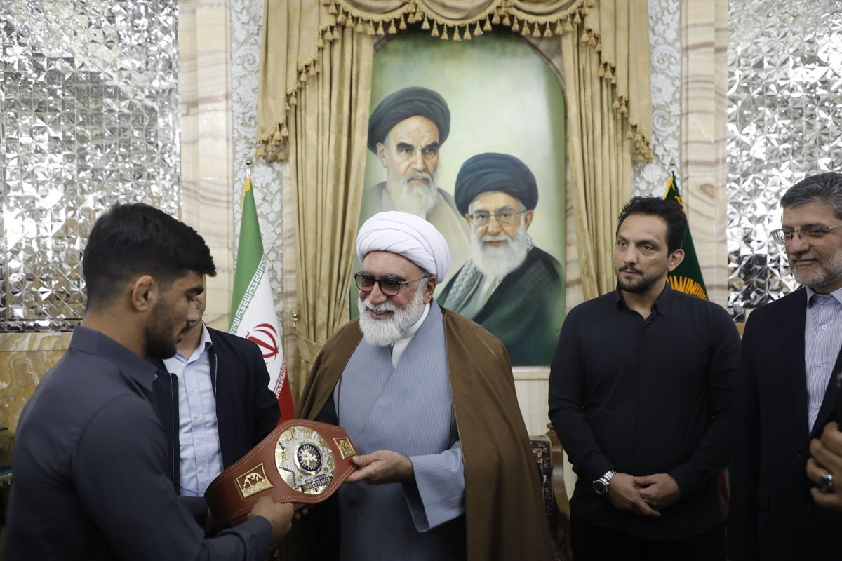 کاروان قهرمانی جهان تیم ملی کشتی آزاد و فرنگی ایران با حضور در حرم مطهر به دیدار تولیت این آستان رفتند و ۳ تن از ورزشکاران مدال‌های خود را به آستان مطهر رضوی اهدا کردند.