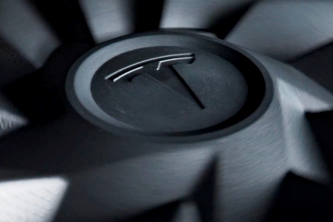 تیزر جدید تسلا، رونمایی از رودستر نسل جدید یا مدل اقتصادی را نوید میدهد تصویر یک قطعه در حال چرخش