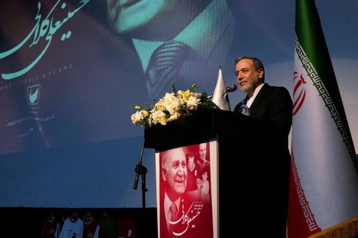 در مراسم بزرگداشت حسین کلانی بازیکن پرسپولیس با آهنگ مرتضی از سید عباس عراقچی، وزیر امور خارجه کشورمان استقبال شد.