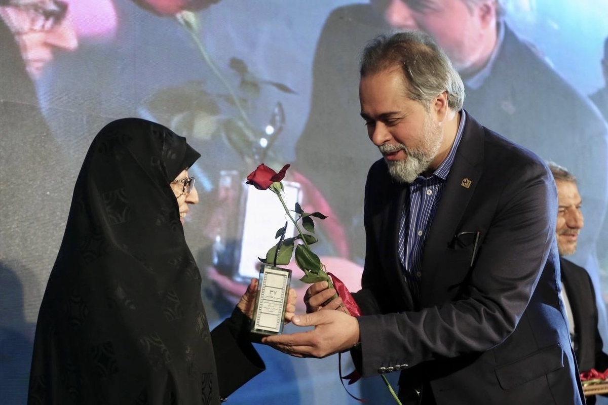 مراسم اختتامیه فیلم‌های مسابقه داستانی کوتاه و پویانمایی سی و هفتمین جشنواره بین‌المللی فیلم‌های کودکان و نوجوانان امشب دوشنبه ۱۴ مهر ‌با تلاوت آیاتی از قرآن مجید برگزار شد.