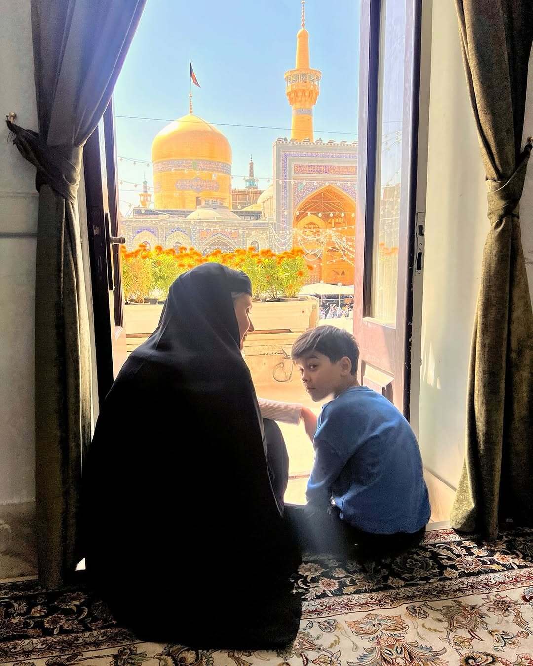 گلوریا هاردی در حرم امام رضا (ع) + عکس گلوریا هاردی در حرم امام رضا (ع) + عکس