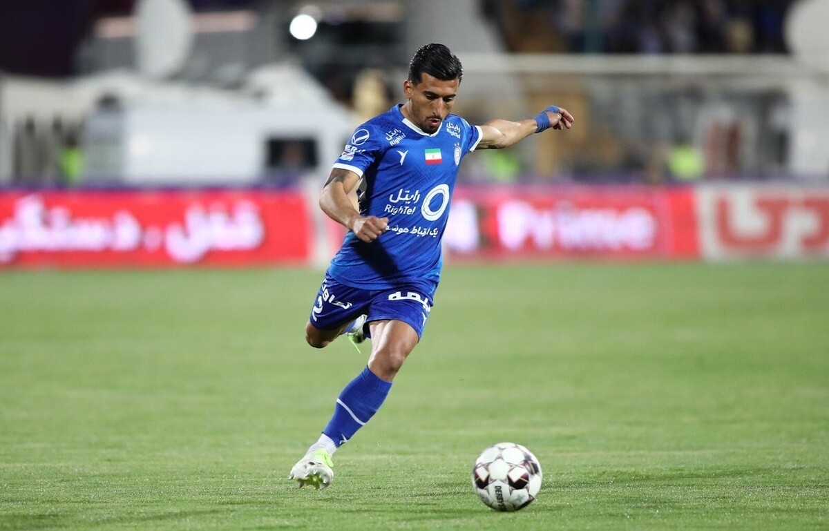 مدافع راست استقلال از ناحیه کمر مصدوم شده و گفته می‌شود تا یک ماه دور از میادین خواهد بود.