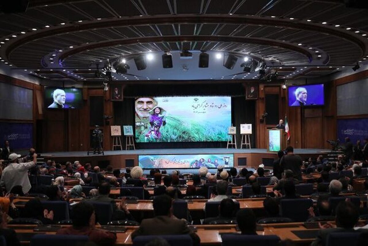 رئیس جمهور با اشاره به اینکه تمامی اقوام ایرانی تلاش می‌کنند، مشکلات را همراه با یکدیگر برطرف کنند، گفت: حضور کارآفرینان، تولیدکنندگان و فناوران در رویداد روز ملی روستا و عشایر، نمادی از ایران است، چرا که کشور ما با همه سلایق و قومیت‌های متنوع خود به همه ایرانیان تعلق دارد.