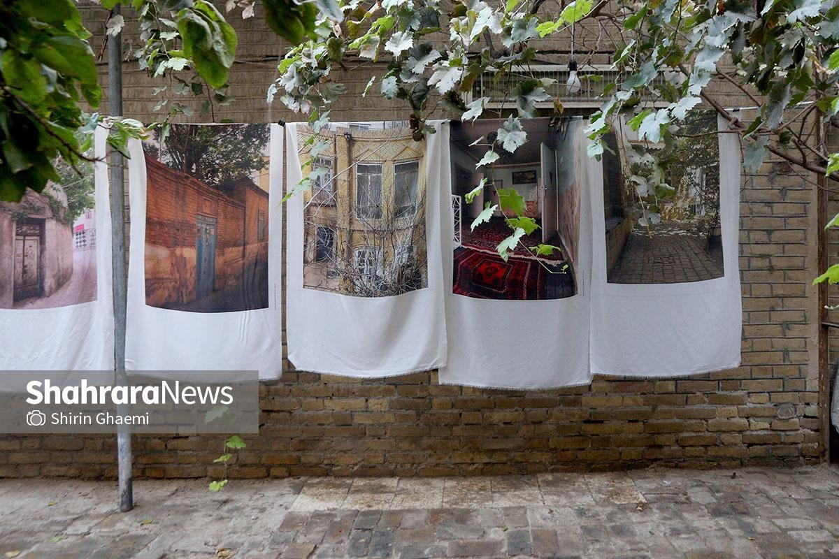 «دل و دیوار» عنوان نمایشگاهی است که در یک خانه قدیمی برپا شده؛ جایی که خودِ فضا، بخشی از اثر است. در این رویداد، عکس‌های چند عکاس روی پارچه چاپ و بر دیوارها آویخته شده‌اند؛ تصاویری از خانه‌ها، اتاق‌ها و گذرهایی که انسان را نه‌فقط به‌عنوان سوژه، بلکه به‌مثابه حضور، بودن و ارتباط بازآفرینی می‌کنند.این نمایشگاه تلاشی است برای آنکه دیوارهای آشنا، بار دیگر روایتگر زندگی شوند؛ دیوارهایی که خاطرات را در خود نگه می‌دارند و با تصویرها دوباره زنده می‌شوند. اگر به تجربه‌های جمعی، هنر معاصر و بازگشت به ریشه‌های زیستن در خانه‌های قدیمی علاقه دارید، نمایشگاه «دل و دیوار» که در چهارراه بیسیم، جهاد پنج، کامیاب چهار، بن‌بست دوم سمت راست واقع شده را از دست ندهید.