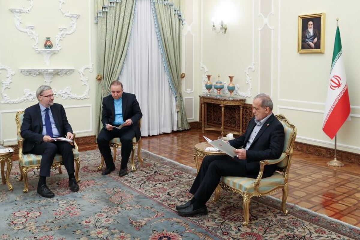 رئیس جمهور نقش تاریخی سوئیس به‌عنوان کانال ارتباطی میان تهران و واشنگتن پس از پیروزی انقلاب اسلامی را حائز اهمیت دانست و خطاب به سفیر جدید این کشور گفت: باید تلاش کنید این واقعیت را به مقام های آمریکایی منتقل کنید که ایران بر اساس اصول و سیاست‌های بنیادین خود، هیچ‌گاه به دنبال سلاح هسته‌ای نبوده و نیست.