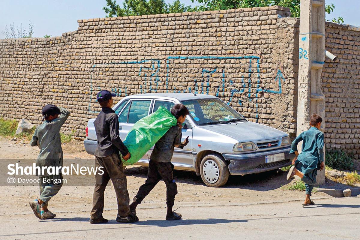 گزارشی از دو مرکز کودکان کار در مشهد که برای آموزش و مهارت به خانواده و  کودک تلاش می‌کنند.
