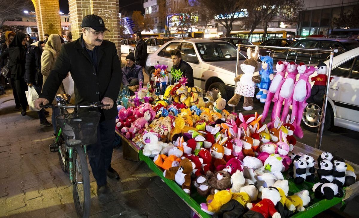 قطعاً شما هم دیده‌اید که در پیاده‌روها، بساط یک دست‌فروش یا صندلی یک مغازه‌دار راه را مسدود کرده باشد. این گزارش پیگیرانه شهرآرانیوز با محوریت سدمعبر به‌عنوان نماد بی‌احترامی به حقوق شهروندی است.