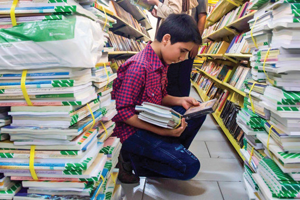 برخی دانش‌آموزان مدارس فنی و کارودانش مشهد بدون کتاب هستند | کتاب های جدید هنرستانی ها درگیر چاپ مجدد!