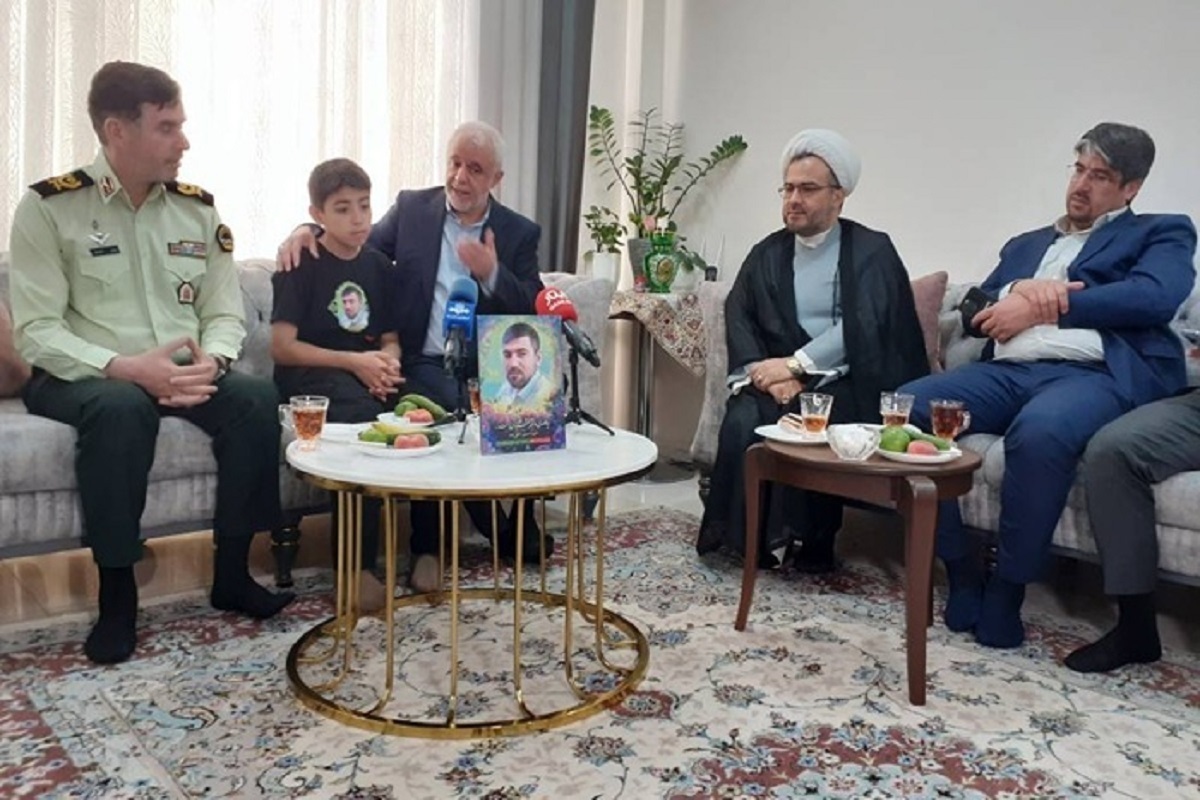 رئیس بنیاد شهید و امور ایثارگران همزمان با هفته نیروی انتظامی با حضور در منزل سرهنگ شهید حسین لطفی وند از شهدای جنگ ۱۲ روزه نیروی انتظامی، با خانواده این شهید دیدار و گفت‌و‌گو کرد.