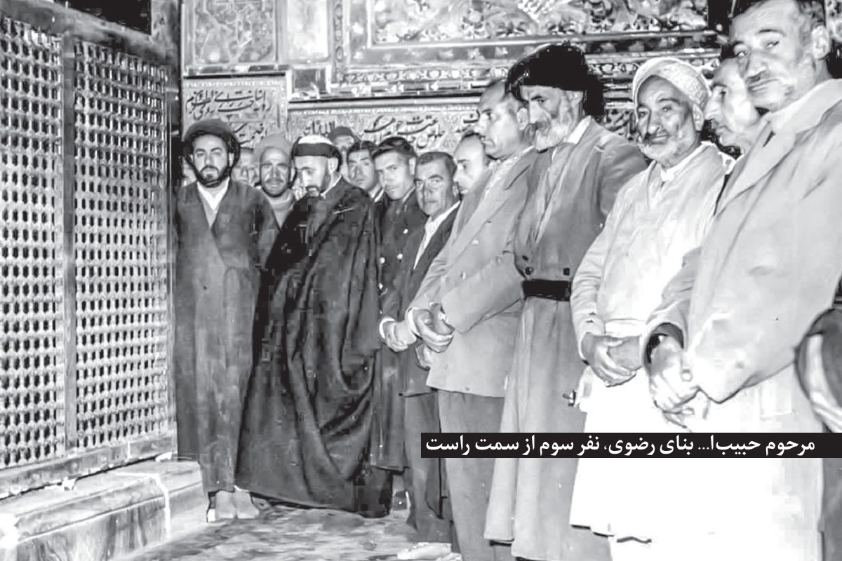 «اوس حبیب» هر بار که سر برمی‌گرداند، تصویر خودش را در ده‌ها تکه آینه تقسیم شده می‌بیند و غرق تماشای اثری می‌شود که کم‌کم سروشکل می‌گیرد.