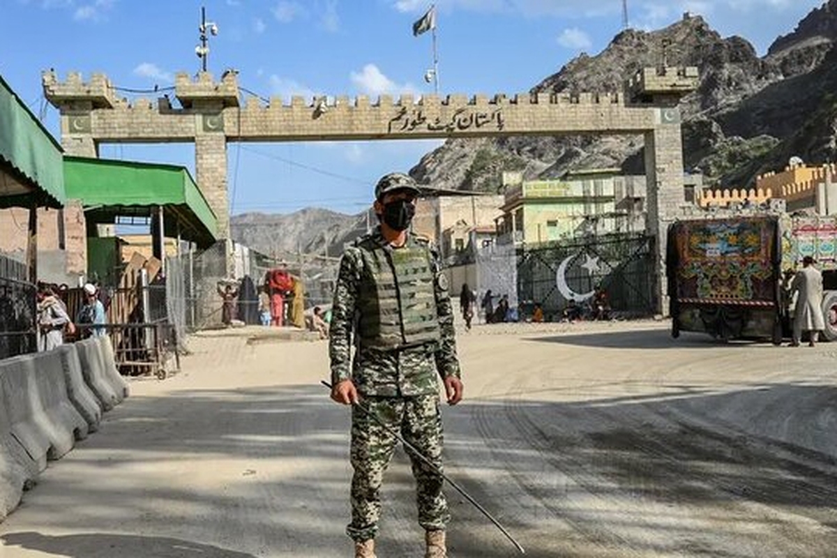 منابع مطلع امروز (چهارشنبه) اعلام کردند در حمله شبه‌نظامیان به کاروان نظامی پاکستان در نزدیکی مرز افغانستان، ۹ نیروی نیمه‌دولتی پاکستانی و دو افسر کشته شدند. طالبان پاکستان مسئولیت این حمله را برعهده گرفت.