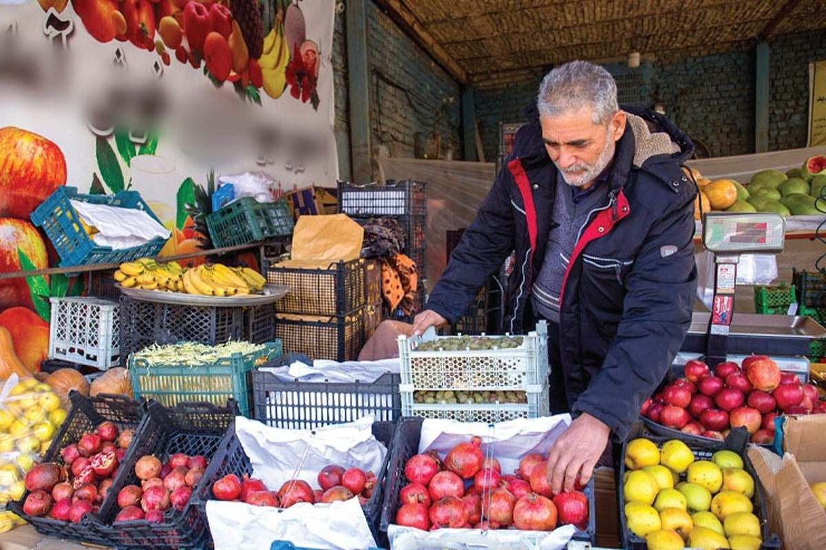 قیمت میوه در میوه‌فروشی‌های سطح شهر تهران افزایش یافته است؛ رئیس اتحادیه میوه و سبزی تهران با بیان اینکه گرانی میوه از مبدأ و در حلقه‌های واسطه‌گری شکل می‌گیرد، گفت: خرده‌فروشان نقشی در آن ندارند؛ مشکلات ساختاری در میدان مرکزی میوه و سبزی، نبود فاکتور رسمی و نوسان عرضه از عوامل اصلی این وضعیت است.
