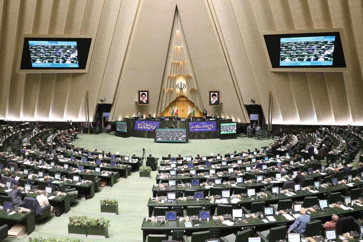 یک عضو هیئت‌رئیسه مجلس شورای اسلامی گفت: هیچ استیضاحی به کمیسیون‌ها ارجاع نشده و هیچ استیضاحی هم «اعلام وصول نشده» است؛ چون زمانی استیضاحی اعلام وصول می‌شود که موضوع استیضاح از طرف هیئت‌رئیسه به کمیسیونی ارجاع شده باشد و کمیسیون گزارش خود را به هیئت‌رئیسه ارسال کرده تا در دستور صحن قرار گیرد.