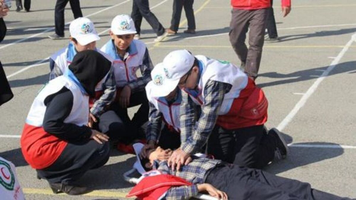 معاون درمان وزارت بهداشت بر ضرورت آموزش خدمات حمایتی اولیه به رانندگان تأکید کرد و گفت: نیمی از مرگ‌های ناشی از تصادفات در صحنه حادثه رخ می‌دهد و می‌توان با آموزش‌های پایه‌ای و واکنش صحیح مردم، بخش قابل توجهی از این تلفات را کاهش داد.