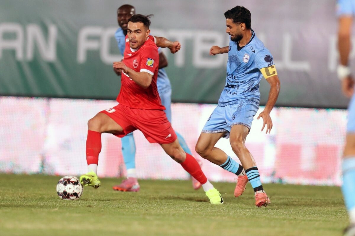 باشگاه پرسپولیس از فدراسیون فوتبال ازبکستان درخواست کرده اوستون اورونوف پس از دیدار دوستانه مقابل کویت به ایران بازگردد و در اختیار تیم قرار گیرد.