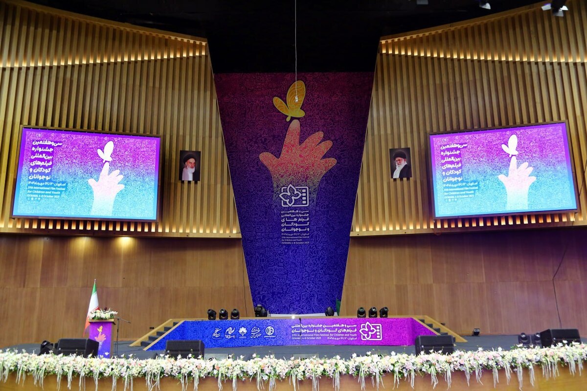 تصاویری از مهمانان ویژه جشنواره در سی و هفتمین جشنواره بین‌المللی فیلم‌های کودکان و نوجوانان را ببینید.