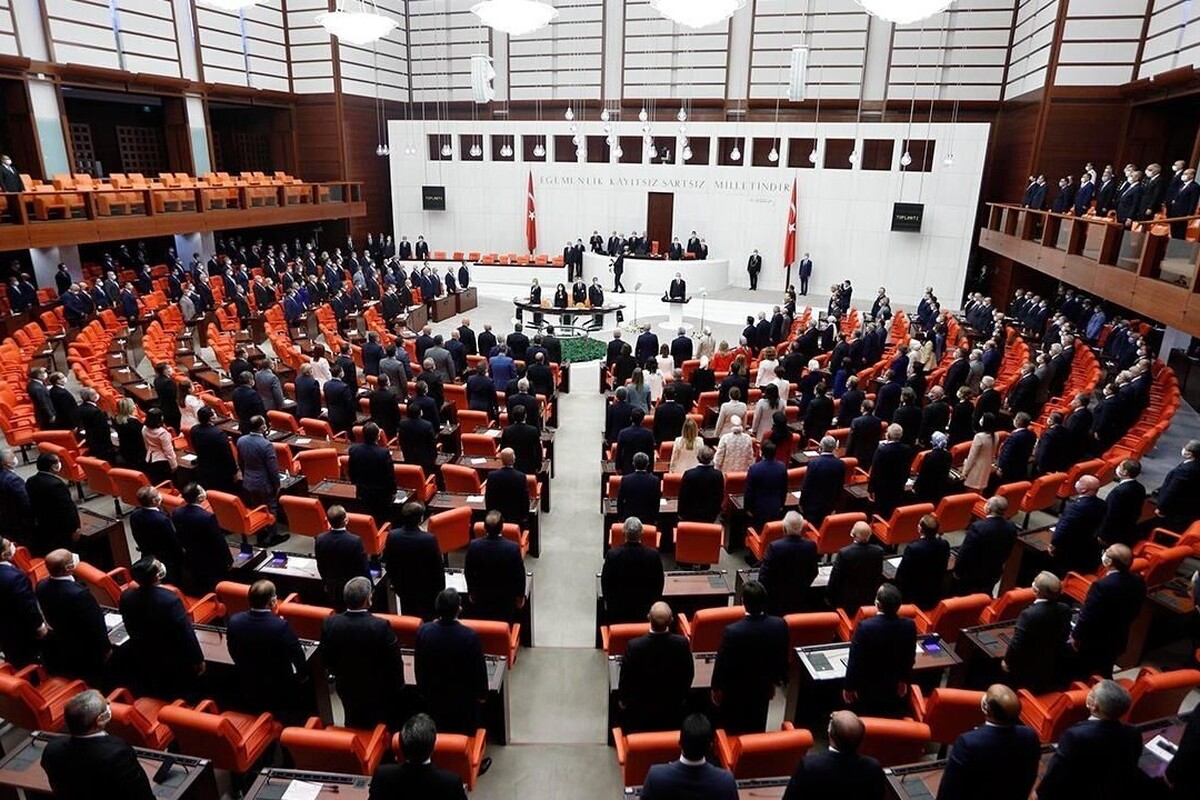 پارلمان ترکیه در نشست فوق‌العاده خود با تصویب قطعنامه‌ای، حملات رژیم اسرائیل به کشتی‌های حامل کمک‌های بشردوستانه در مسیر نوار غزه را به‌شدت محکوم و آن را تعرضی به حاکمیت ملی ترکیه دانست.