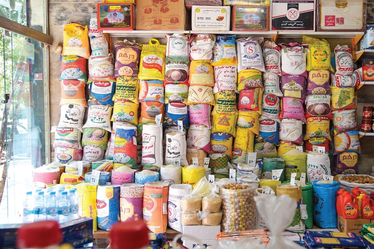 برنج پاکستانی، کالای کمیاب و گران این روز‌های بازار ارزاق عمومی است. ضعف نظارت و متولی‌گری توسط جهاد کشاورزی سبب آشفتگی بازار برنج شده است.