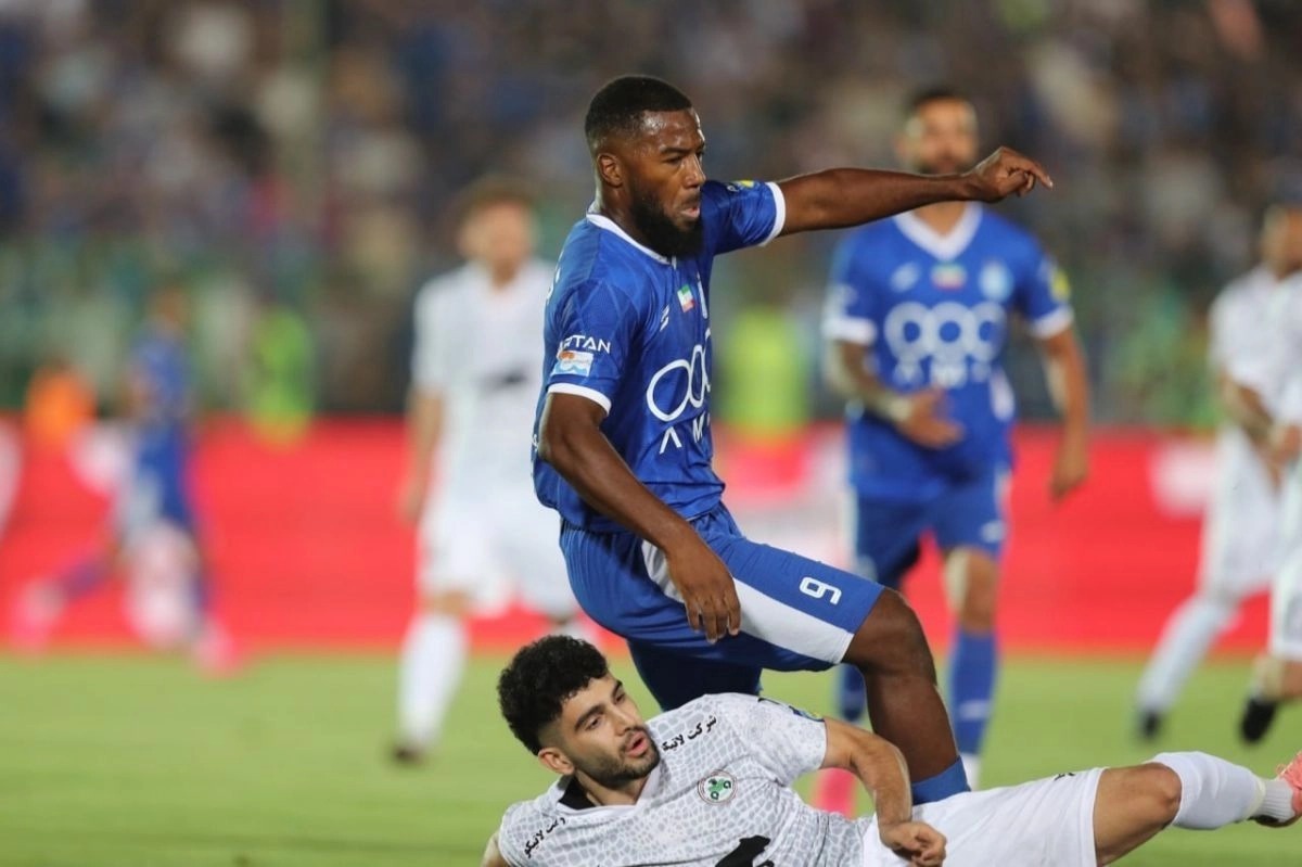 داکنز نازون از زمانی که به استقلال پیوسته فقط در تیم ملی هائیتی گل زده، اما یک گل هم در استقلال به ثمر نرسانده است. این بازیکن شدیدا مشکل روحی دارد.