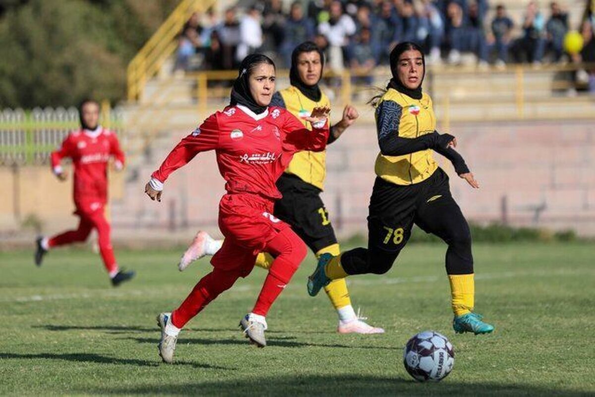 هفته پنجم لیگ برتر فوتبال زنان با برگزاری پنج دیدار پیگیری شد و با پیروزی تیم‌های خاتون بم در داربی کرمان و سپاهان اصفهان مقابل پرسپولیس به پایان رسید.