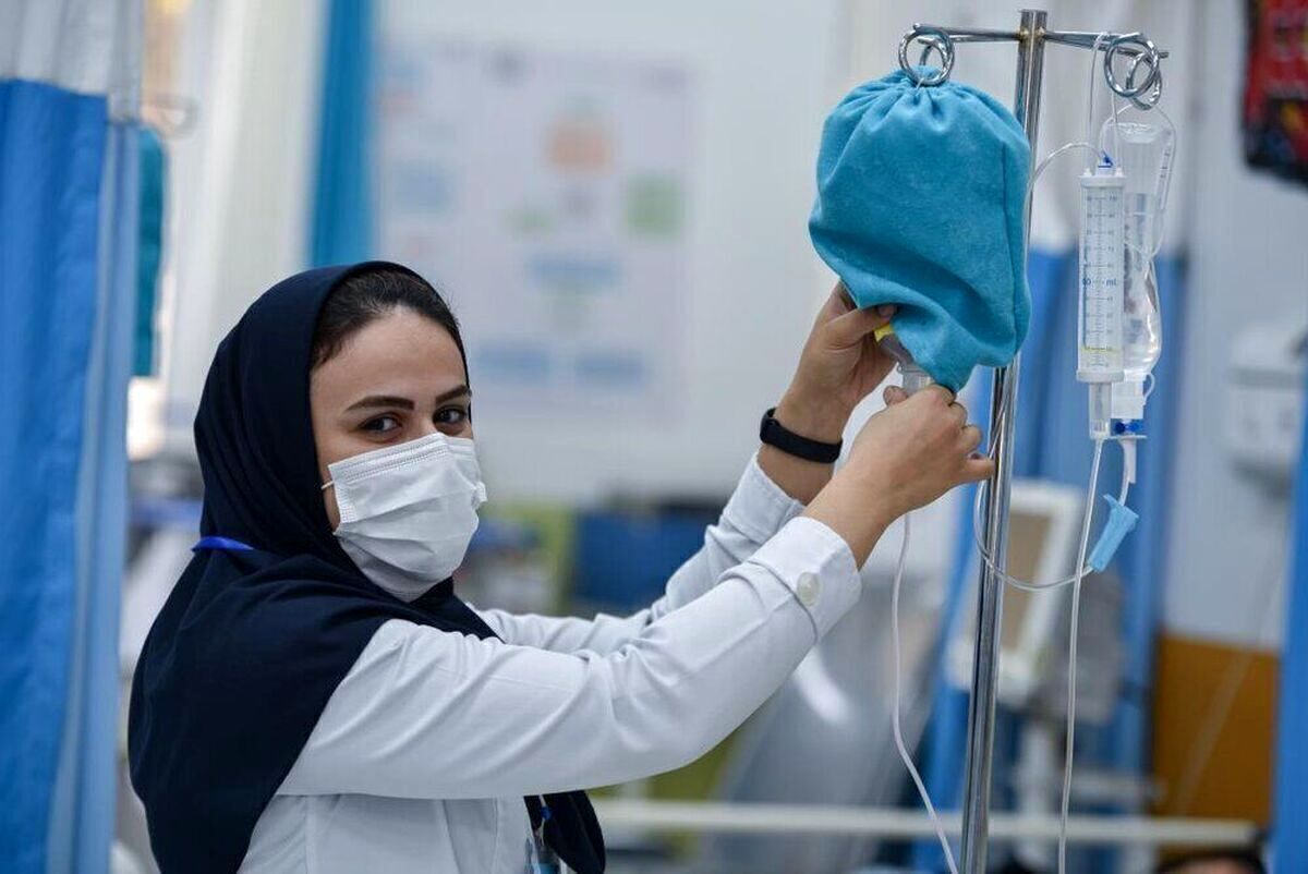 رئیس انجمن درمانگاه‌های خصوصی مشهد گفت: در هر درمانگاه به‌طور میانگین ۴۵ نفر نیرو فعالیت دارند که شامل ۱۰ پزشک عمومی، حداقل ۷ پزشک متخصص، حدود ۱۲ نفر کادر درمان و ۱۵ نیروی پیراپزشکی است که با این حساب، شمار کادر درمان شاغل در مراکز درمانی خصوصی مشهد، به بیش از هفت هزار نفر می‌رسد.