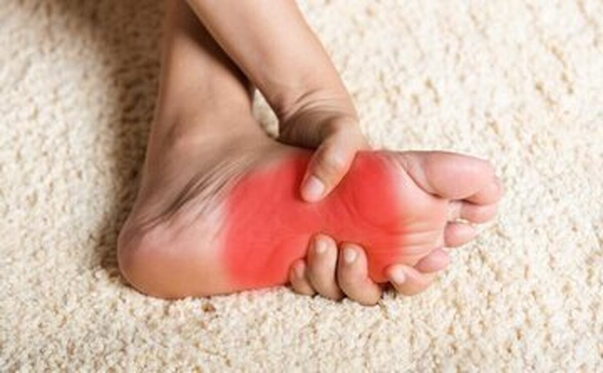 داغی و سوزش کف پا می‌تواند نشانه‌ای از آسیب عصبی، کمبود ویتامین یا فشار بر اعصاب باشد.