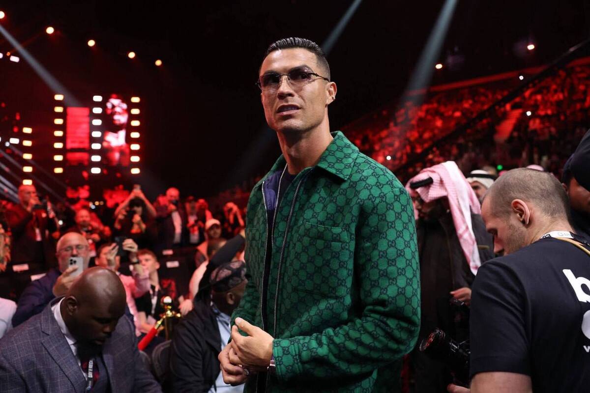 کریستیانو رونالدو با رسیدن به ثروت ۱.۴ میلیارد دلاری و مدیریت دقیق دارایی‌هایش توسط میگل مارکز، به نخستین فوتبالیست میلیاردر جهان تبدیل شد.