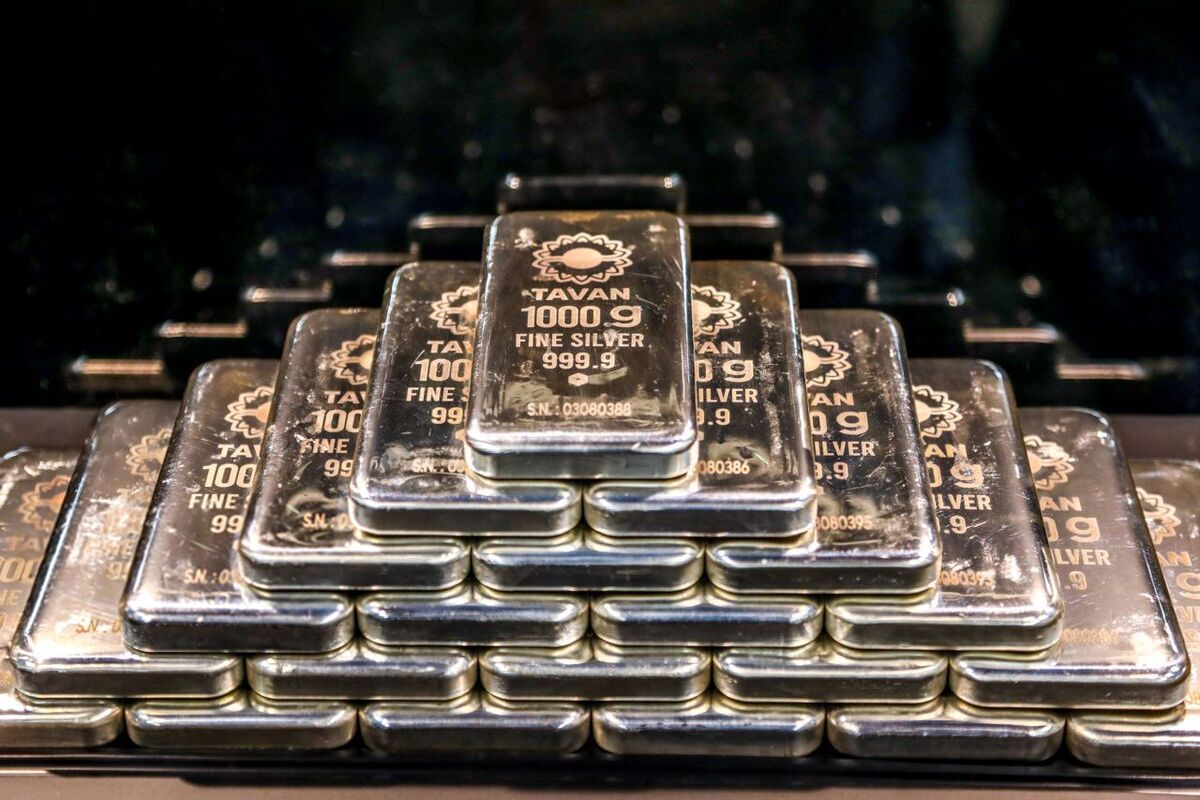 قیمت نقره روز پنجشنبه با توجه به افزایش تقاضای دارایی‌های امن در بحبوحه عدم قطعیت‌های ژئوپلیتیکی و اقتصادی به بالاترین حد خود در چند دهه اخیر رسید و از ۵۰ دلار عبور کرد.