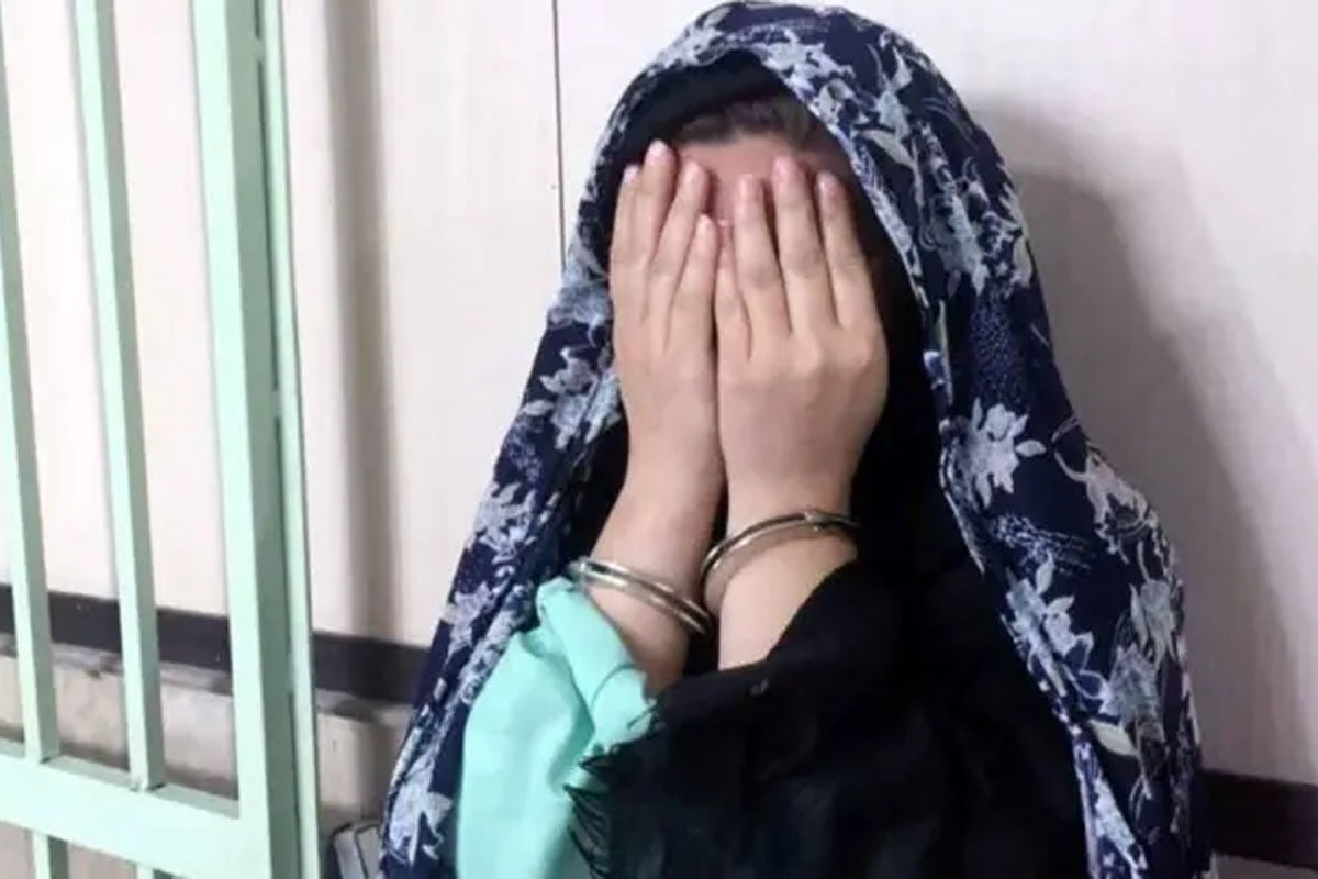 زنی میان سال که  با گرفتن عکس‌های خصوصی از  زنی جوان، زمینه ساز  مزاحمت و  درخواست‌های نامشروع شده بود، بازداشت شد.